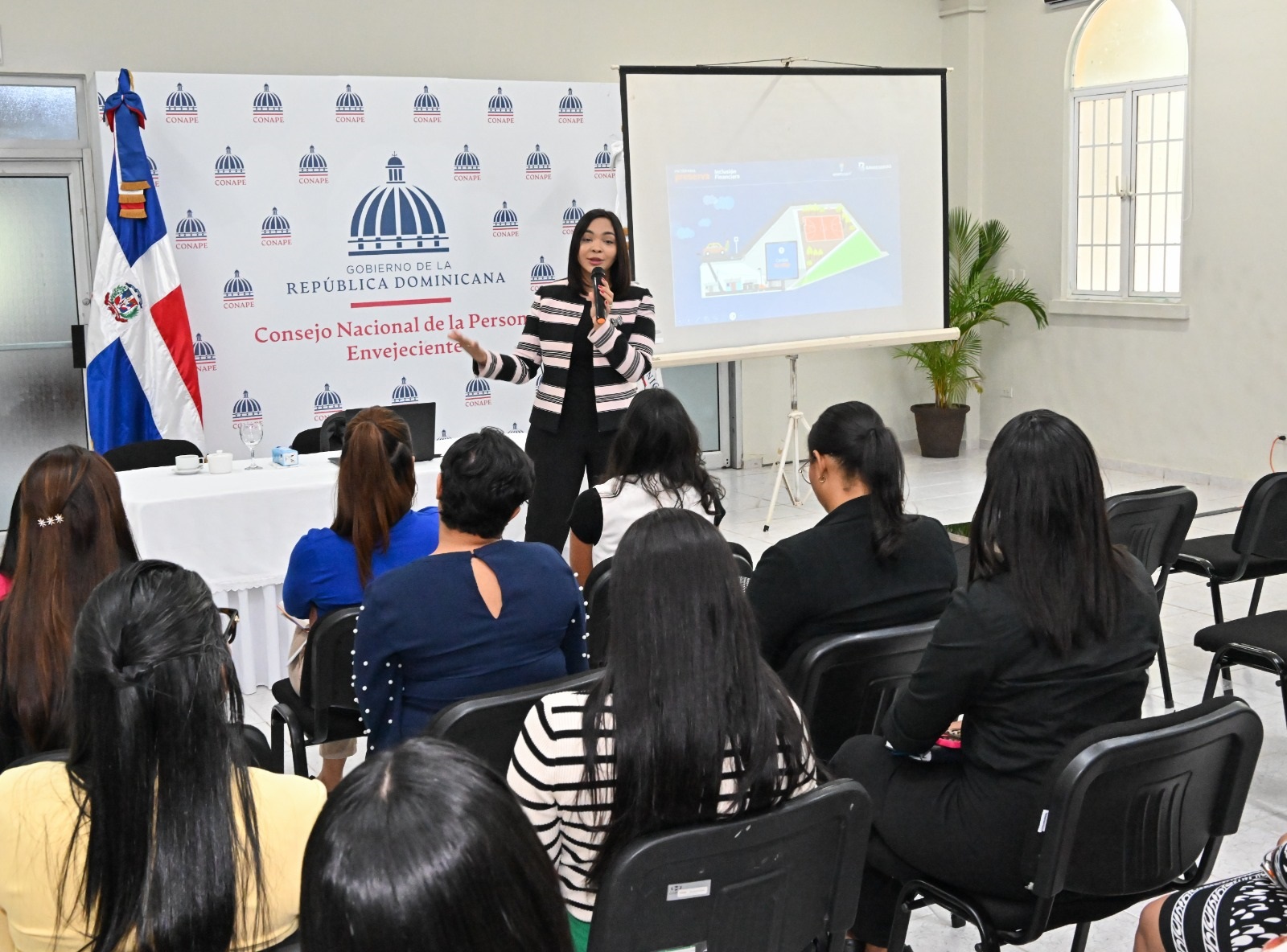 CONAPE entrena sus empleados en el manejo de las finanzas