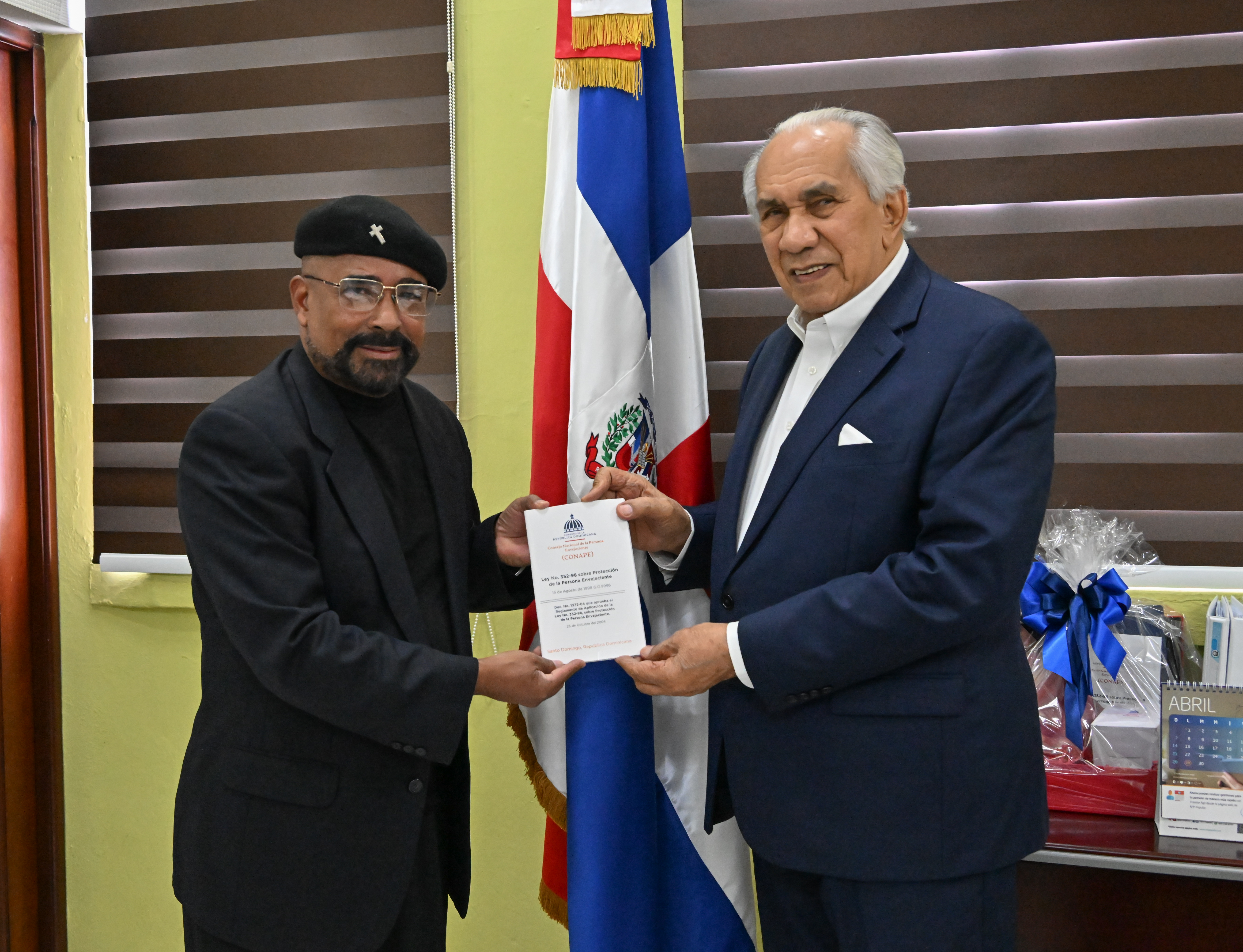 CONAPE logra que médico de 71 años sea incluido en concurso para plaza de residenccias médicas