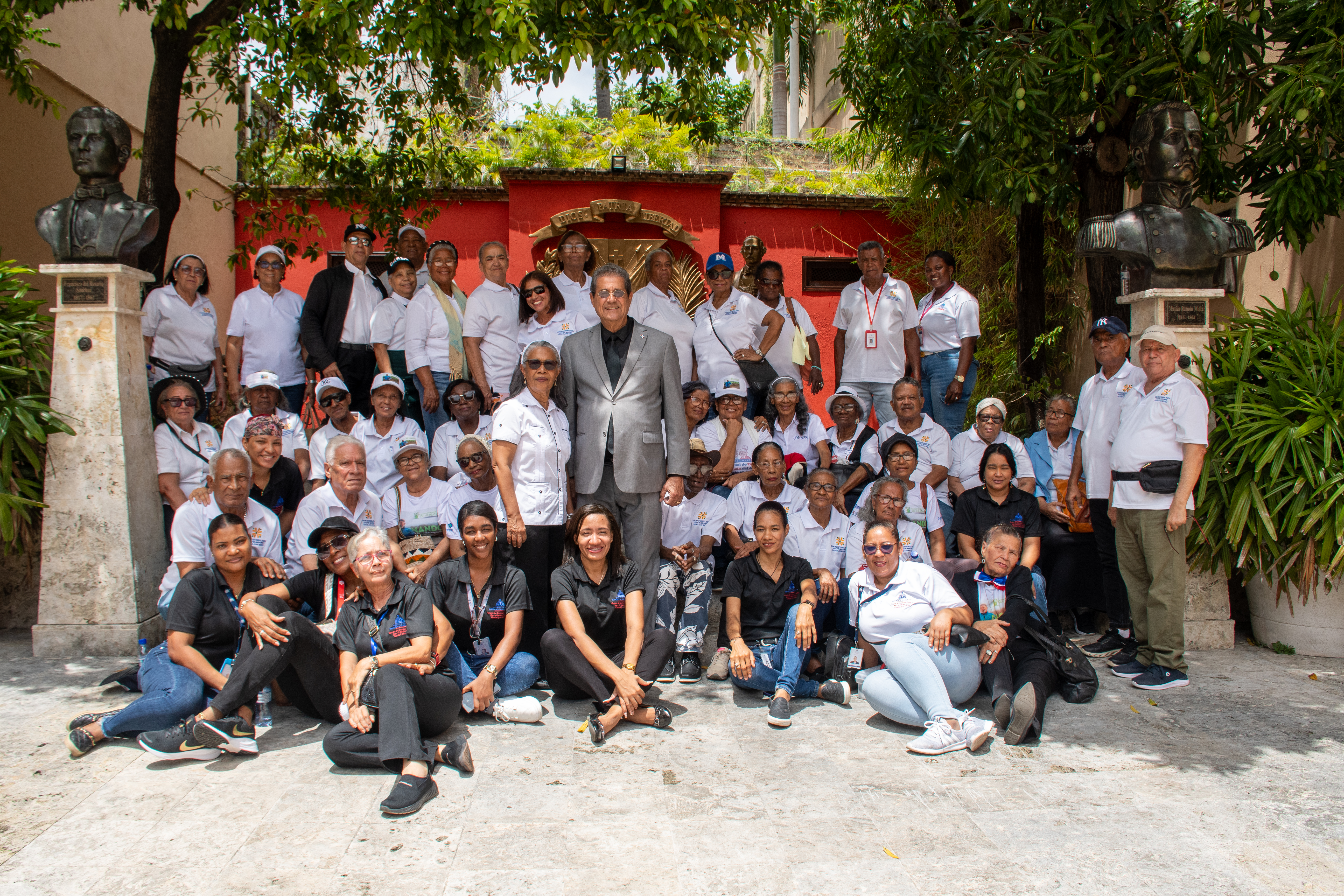 Adultos mayores del Centro Integral de Ciudad Juan Bosch viven experiencia inolvidable en el Museo de Cera  Juan Pablo Duarte