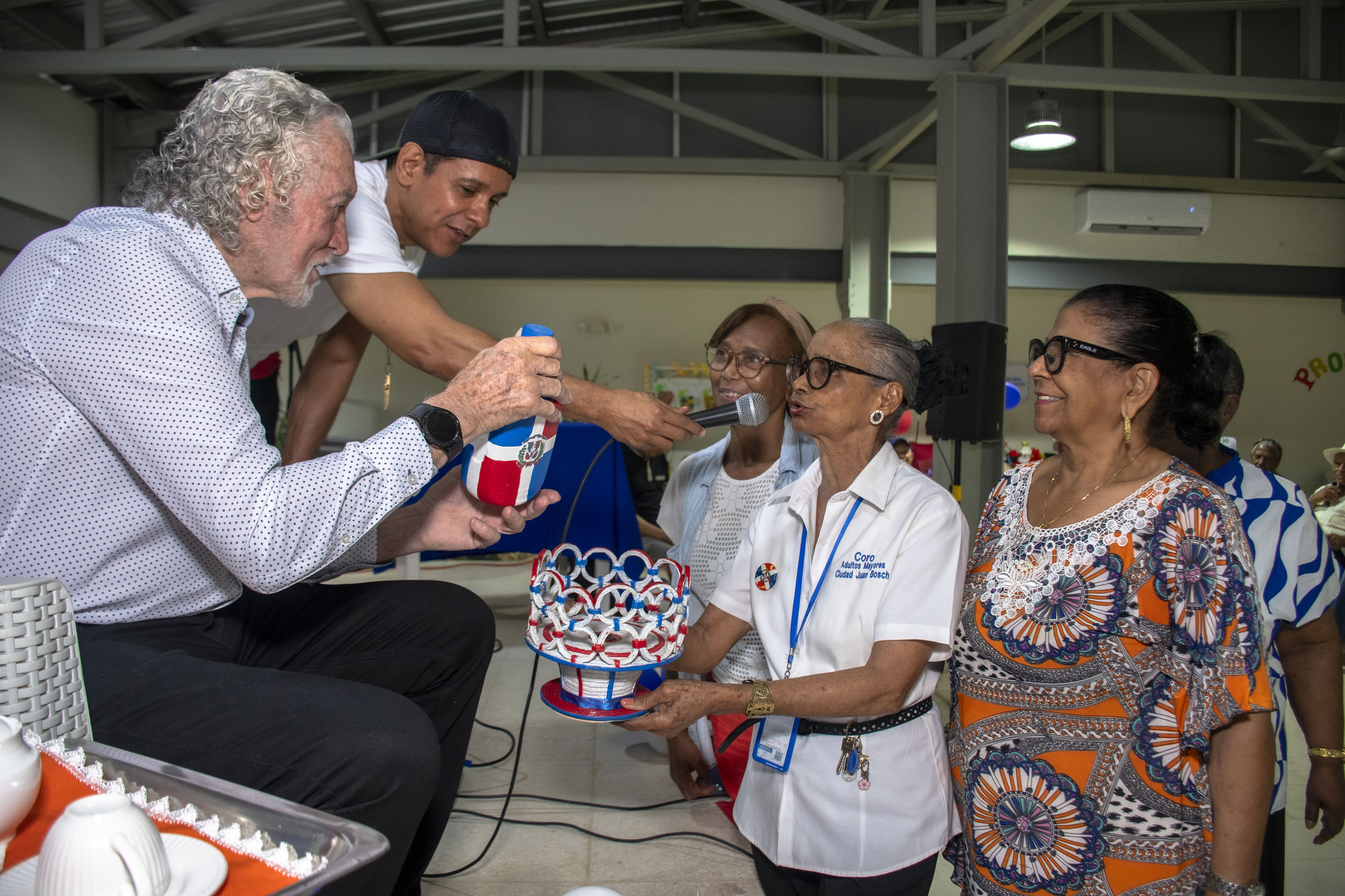 Artistas nacionales e internacionales llenan de alegría a los adultos mayores del Centro Integral Ciudad Juan Bosch