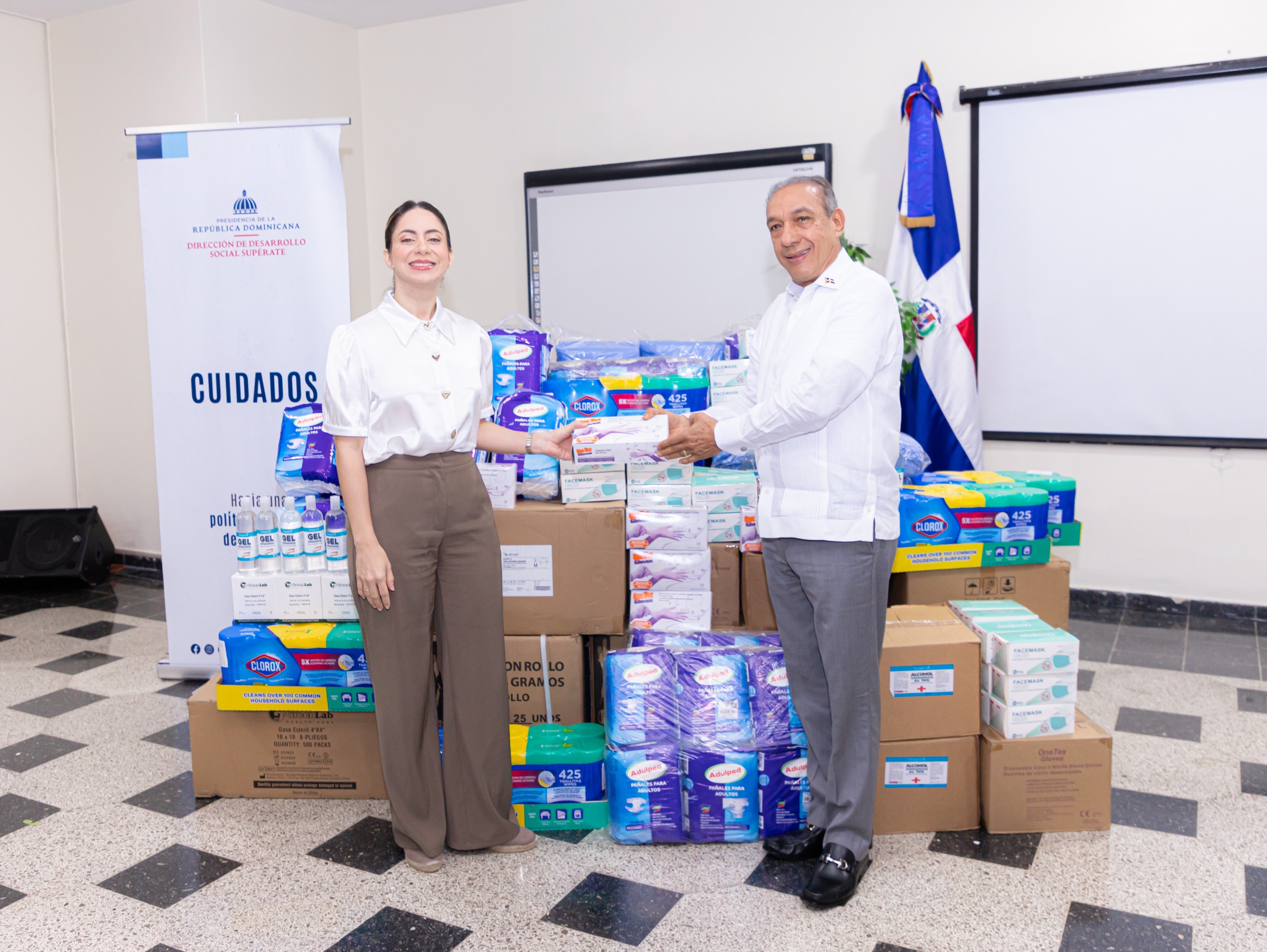 CONAPE recibe donación de insumos de Supérate para fortalecer atención a los adultos mayores